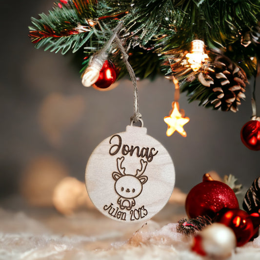 Julekule i tre med navn og motiv