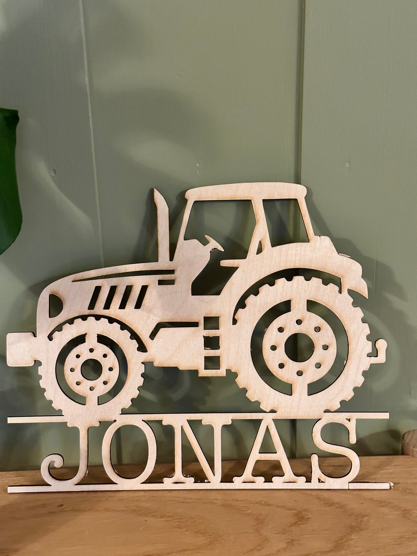 Traktor i bjørkefiner med navn