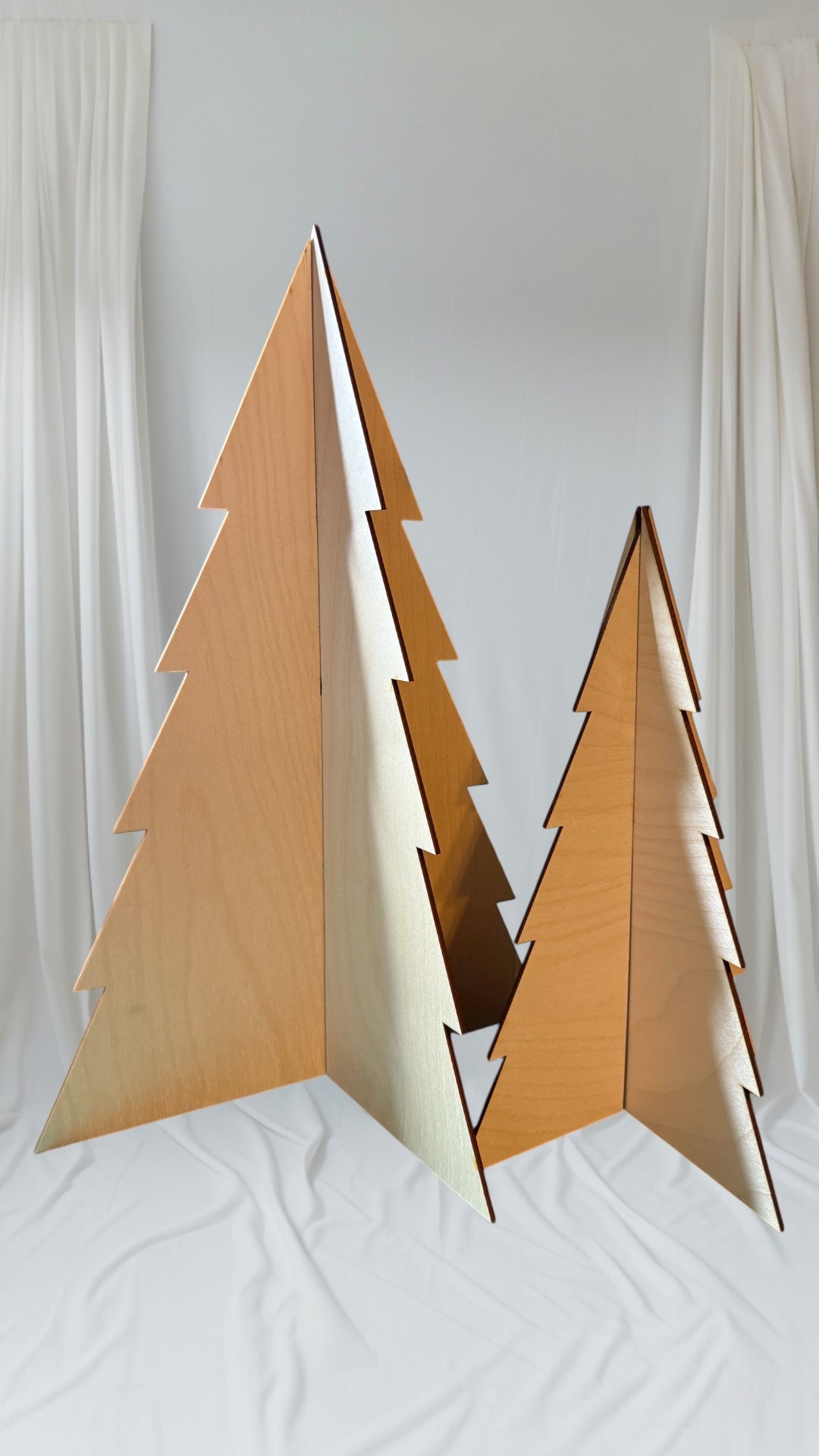 Stilrent dekortre i bjørkefiner eller sort MDF