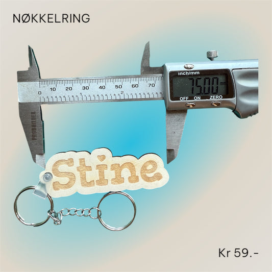 Nøkkelring i tre med gravert navn